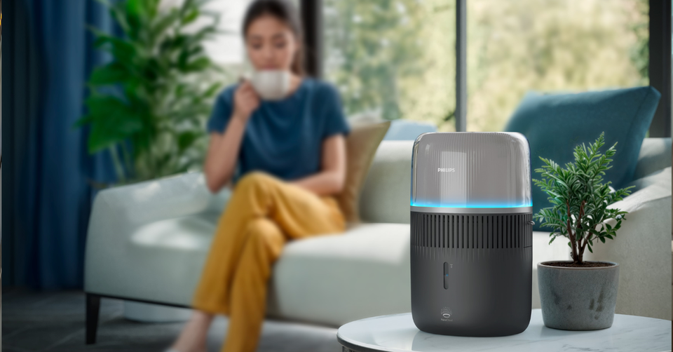 Respira la diferencia con el humidificador Philips Serie 5000, dise&ntilde;ado para aportar confort y bienestar en tu hogar. Con una capacidad de humidificaci&oacute;n de 400 ml/h, es eficaz en estancias de hasta 56 m&sup2;, ofreciendo hasta 37 horas de funcionamiento continuo.

Su avanzada tecnolog&iacute;a NanoCloud humidifica el aire de forma higi&eacute;nica, reduciendo hasta en un 99 % la propagaci&oacute;n de bacterias, sin dejar polvo blanco ni manchas de humedad en muebles o suelos. Ideal para dormitorios, incluso para beb&eacute;s y ni&ntilde;os.

Incluye funciones pr&aacute;cticas como el modo QuickDry para un secado r&aacute;pido del filtro, aromaterapia con aceites esenciales, e iluminaci&oacute;n ambiental personalizable para crear el ambiente perfecto.

El modo de sue&ntilde;o silencioso [m&aacute;x. 12 dB(A)] y la luz nocturna garantizan un descanso reparador, mientras que el control inteligente mediante la aplicaci&oacute;n Air+ te permite gestionar el dispositivo con facilidad.

Con un dep&oacute;sito de llenado superior y lateral, bajo consumo energ&eacute;tico y dise&ntilde;o pensado para el d&iacute;a a d&iacute;a, este humidificador es la soluci&oacute;n ideal para mantener un aire sano y equilibrado en tu hogar.