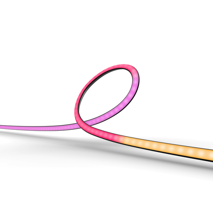 Mejora tu experiencia visual con este pack de Philips Hue, dise&ntilde;ado para llevar la acci&oacute;n de tu televisor a toda la habitaci&oacute;n.

El pack incluye una tira de luces LED Philips Hue Play Gradient para televisores de 65 pulgadas y el Philips Hue Bridge. Esta tira de luz inteligente es capaz de proyectar m&uacute;ltiples colores a la vez, creando un efecto de luz de fondo degradado que se sincroniza con el contenido de tu pantalla. As&iacute;, las luces de la pared cambiar&aacute;n de color y brillo en tiempo real con lo que ves, ya sea una pel&iacute;cula, serie o videojuego.

El Hue Bridge es el cerebro que conecta todo el sistema. Con &eacute;l, podr&aacute;s controlar las luces de toda la sala, configurar la sincronizaci&oacute;n y automatizar tu iluminaci&oacute;n, todo desde la aplicaci&oacute;n de Philips Hue. Es el d&uacute;o ideal para una inmersi&oacute;n audiovisual inigualable