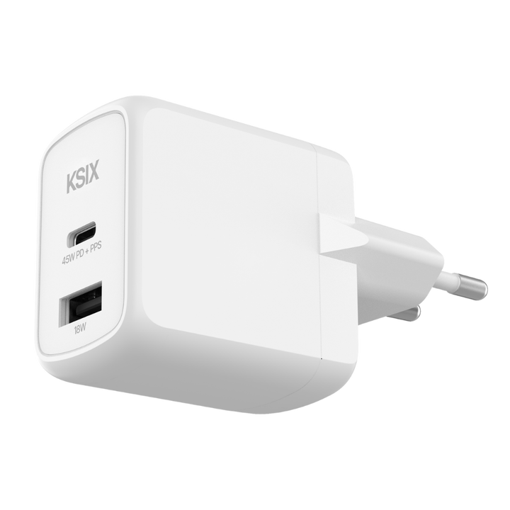 <p>El pack KSIX para iPhone 17 Pro re&uacute;ne tres accesorios esenciales para proteger y cargar tu smartphone en cualquier momento del d&iacute;a. Incluye una funda transparente Flex MagCharge compatible con carga magn&eacute;tica, un cargador GaN de 45W con carga r&aacute;pida y un cargador inal&aacute;mbrico 3en1 plegable compatible con MagSafe&reg; para iPhone&reg;, Apple&reg; Watch y AirPods. Una soluci&oacute;n pr&aacute;ctica pensada para mantener todo tu ecosistema cargado y protegido tanto en casa como en la oficina o durante tus viajes.</p>