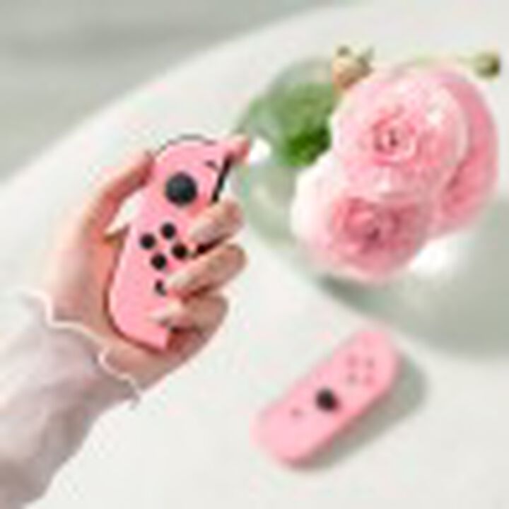 Conjunto compuesto por 2 mandos Joy-Con, uno Izquierda (color rosa)  y otro Derecha (color rosa).
MANDOS JOY-CON 
 Un mando o dos, en vertical o en horizontal, control por movimiento o mediante botones&hellip; Con los nuevos mandos Joy-Con para Nintendo Switch tendr&aacute;s flexibilidad total a la hora de jugar y descubrir&aacute;s nuevas formas de interactuar que transformar&aacute;n por completo tus experiencias de juego. 
 Su dise&ntilde;o incluye la sofisticada funci&oacute;n de vibraci&oacute;n HD, que ofrece una vibraci&oacute;n mucho m&aacute;s realista que antes, y permite utilizar uno en cada mano o compartirlos con un amigo; adem&aacute;s de poder incorporarlos al armaz&oacute;n para controles Joy-Con (venta por separado) que los transformar&aacute; en un mando de estilo tradicional. Cada Joy-Con contiene sus propios botones, sensor de aceler&oacute;metro y sensor de movimiento que posibilita que puedan funcionar como un mando independiente. 
 Adem&aacute;s, los Joy-Con integran nuevas prestaciones que hacen de Nintendo Switch m&aacute;s interactiva. Por un lado, el Joy-Con izquierdo tiene un bot&oacute;n de captura para hacer capturas de pantalla durante tus partidas y compartirlas a trav&eacute;s de las redes sociales. El Joy-Con derecho, por su parte, dispone de un punto NFC para usar figuras amiibo, as&iacute; como una c&aacute;mara infraroja de movimiento que detecta la distancia, forma y movimiento de objetos cercanos en los juegos dise&ntilde;ados para esta tecnolog&iacute;a.