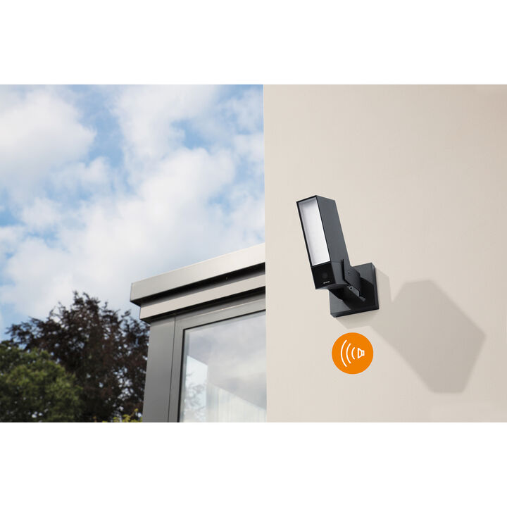 C&aacute;mara de Vigilancia Exterior Inteligente Netatmo con Sirena de 105 dB, Wi-Fi, iluminaci&oacute;n integrada, detecci&oacute;n de movimiento, visi&oacute;n nocturna, sin suscripci&oacute;n, color negro, modelo NOC-SW

Gracias a las notificaciones inteligentes, la C&aacute;mara Exterior con Sirena te avisa en tiempo real si detecta una persona o un veh&iacute;culo en tu propiedad. Es capaz de distinguir entre una persona, un animal, un veh&iacute;culo o un movimiento inofensivo. Puedes elegir las zonas que deseas vigilar y los tipos de intrusi&oacute;n para los que quieres recibir notificaciones. &iexcl;Nunca m&aacute;s recibir&aacute;s alertas innecesarias y podr&aacute;s actuar de inmediato activando la sirena de la c&aacute;mara de forma remota para ahuyentar a los intrusos al instante!