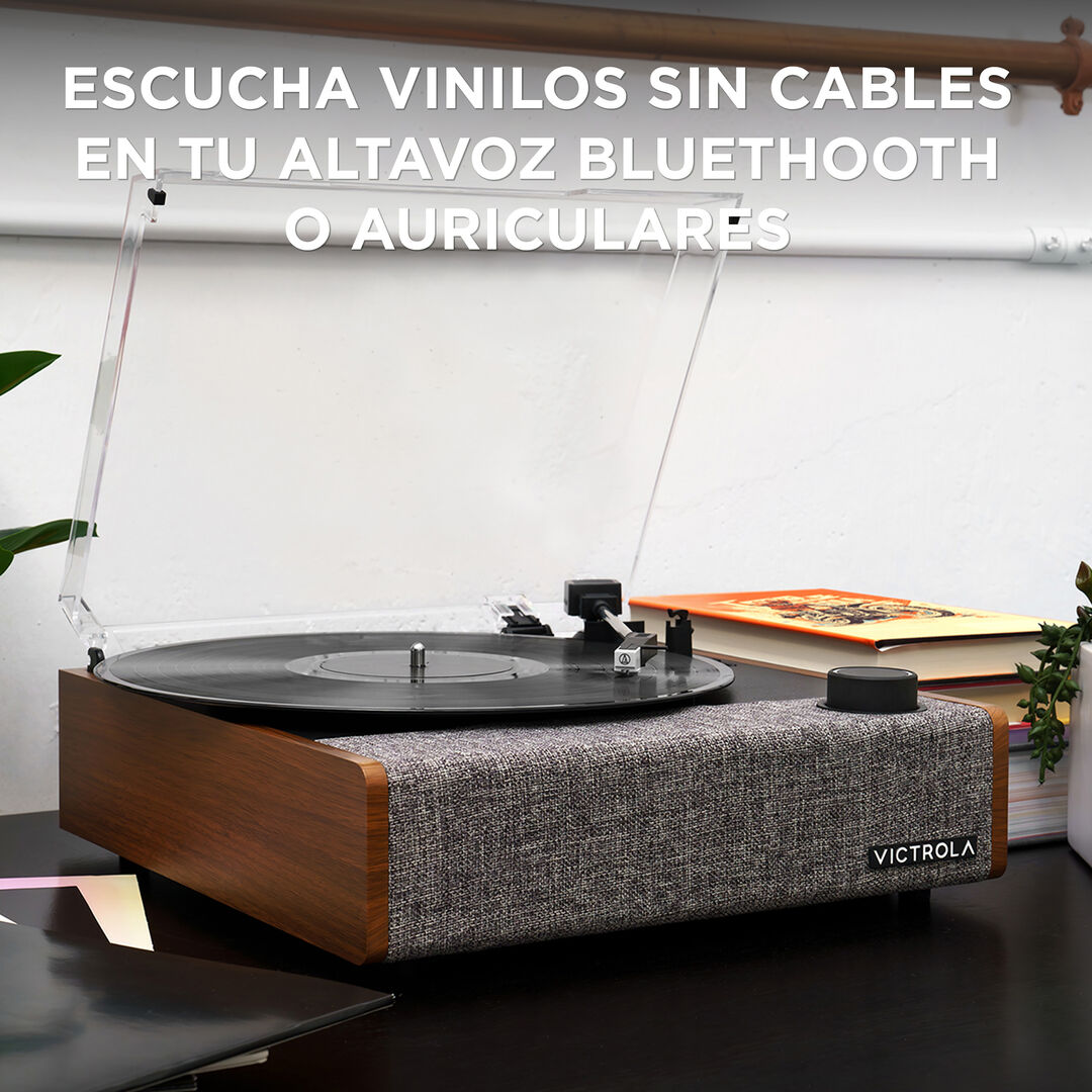 El reproductor de vinilo Victrola Eastwood II se basa en la calidad y funcionalidad del aclamado tocadiscos original Eastwood con un dise&ntilde;o vintage actualizado y materiales completamente nuevos para mejorar la funcionalidad y el estilo. El Eastwood II cuenta con una interfaz de usuario simplificada, que le permite controlar su m&uacute;sica desde una sola perilla iluminada, ya sea que est&eacute; girando vinilo en el tocadiscos de 3 velocidades o transmitiendo a trav&eacute;s de Bluetooth&reg;. Sus altavoces incorporados, ajustados a medida, ahora est&aacute;n alojados detr&aacute;s de una tela suave, lo que le da al Eastwood II una est&eacute;tica moderna y minimalista.