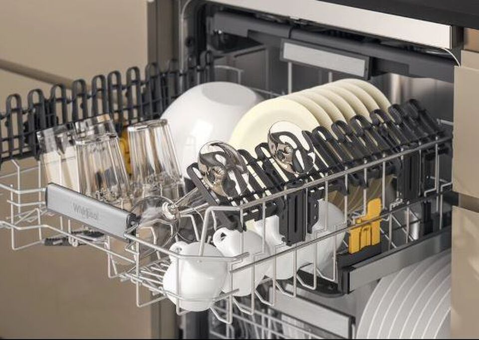 Lavavajillas Whirlpool W7F HP43 X de libre instalaci&oacute;n con acabado inoxidable, capacidad para 15 servicios, 10 programas de lavado, tercera bandeja para cubiertos, tecnolog&iacute;a 6th Sense PowerClean Pro, sistema de secado NaturalDry y clasificaci&oacute;n energ&eacute;tica C.