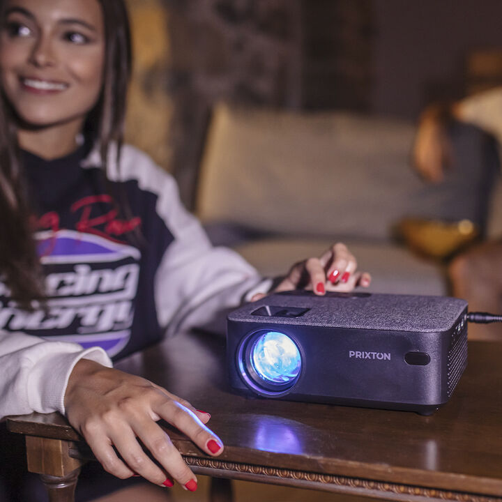 Disfruta de tus pel&iacute;culas y series favoritas con el proyector Lumi&egrave;re. Ofrece una resoluci&oacute;n HD con 5.000 l&uacute;menes. Adem&aacute;s, dispone de entrada HDMI, USB y SD para que dispongas de toda la conectividad que necesitas a la hora de transmitir tus contenidos favoritos.