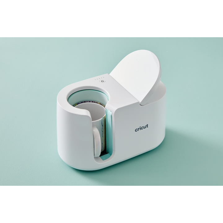 Prensa t&eacute;rmica dise&ntilde;ada para personalizar tazas con acabados de calidad profesional. Funciona con materiales Infusible Ink&trade; y tazas compatibles de 350 a 470 ml, ofreciendo resultados permanentes, aptos para lavavajillas y resistentes al desgaste