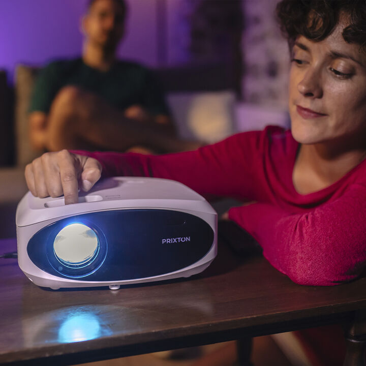 Disfruta de tus pel&iacute;culas y series favoritas con el proyector Picasso con WiFi. La mejor opci&oacute;n para las noches de cine en casa. M&oacute;ntate tu propio cine en casa con su pantalla de 100 pulgadas. Posee lo &uacute;ltimo en tecnolog&iacute;a de pantalla LCD, m&aacute;s brillante y con resoluci&oacute;n Full HD. Adem&aacute;s, est&aacute; equipado con 2 puertos HDMI para conectar videoconsolas, m&oacute;viles, dispositivos streaming&hellip;