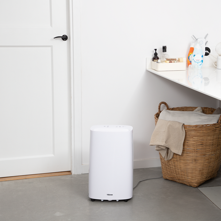 &iquest;Cansado del aire h&uacute;medo o con olor a moho en casa? El deshumidificador Tristar DH-5424 resuelve ambos problemas de forma f&aacute;cil. Tiene la capacidad de recoger hasta 16 litros al d&iacute;a, por lo que podr&aacute;s usar el deshumidificador en habitaciones de hasta 30 m2. Cuenta con humidistato y ruedas, as&iacute; que resulta f&aacute;cil de mover.