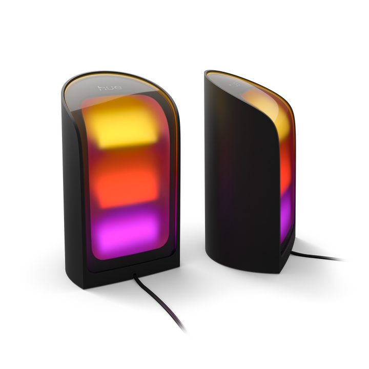 El conjunto incluye dos unidades de la l&aacute;mpara de pared Philips Hue Play y el Philips Hue Bridge. Los focos Hue Play son ideales para crear ambientes en tu hogar, ya que proyectan una luz de color vibrante sobre la pared. Col&oacute;calos en el suelo para iluminar un rinc&oacute;n, detr&aacute;s del sof&aacute; para una luz ambiental o a los lados de la televisi&oacute;n para una inmersi&oacute;n total en tus pel&iacute;culas y juegos.

El Hue Bridge es el cerebro que conecta todo el sistema. Con &eacute;l, podr&aacute;s controlar hasta 50 luces desde tu smartphone, configurar rutinas, sincronizar las luces con tus pel&iacute;culas y m&uacute;sica, e incluso controlarlas por voz. Juntos, estos dos productos te dan la posibilidad de transformar completamente el ambiente de tu hogar con solo tocar un bot&oacute;n.