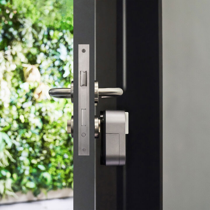 Cerradura inteligente Bluetooth + Teclado dactilar + Bridge tiene 3 formas de desbloquear la puerta: 
            * Bloqueo autom&aacute;tico
            * Desactivaci&oacute;n temporal de bloqueo autom&aacute;tico
            * Desbloqueo mediante huella dactilar

Control completo en cualquier lugar y en cualquier momento con un auto cierre preciso. R&aacute;pida y f&aacute;cil instalaci&oacute;n de unos 10-15 minutos. 
Gestione libremente la autorizaci&oacute;n de acceso con la funci&oacute;n de miembros y contrase&ntilde;a. Est&aacute; organizada y es posible hacer un seguimiento, los miembros aparecen en una lista y se puede elegir entre tres tipos de contrase&ntilde;a: de un solo uso, de tiempo limitado y permanente.