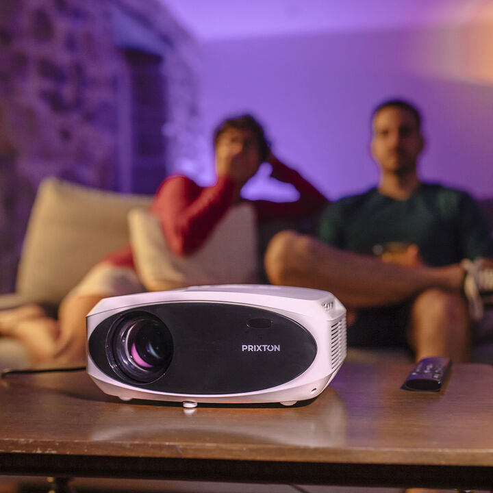 Disfruta de tus pel&iacute;culas y series favoritas con el proyector Picasso con WiFi. La mejor opci&oacute;n para las noches de cine en casa. M&oacute;ntate tu propio cine en casa con su pantalla de 100 pulgadas. Posee lo &uacute;ltimo en tecnolog&iacute;a de pantalla LCD, m&aacute;s brillante y con resoluci&oacute;n Full HD. Adem&aacute;s, est&aacute; equipado con 2 puertos HDMI para conectar videoconsolas, m&oacute;viles, dispositivos streaming&hellip;