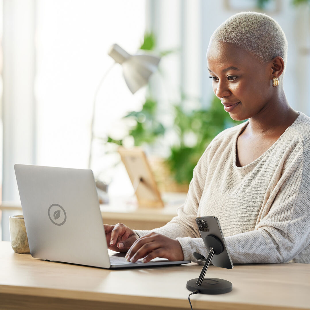Cargador combinado 3 en 1 de muvit for change. Con este cargador de escritorio podr&aacute;s tener tus dispositivos siempre a punto para usarlos. Este stand permite cargar tu smartphone, tu iWatch y tus auriculares inal&aacute;mbricos a la vez, adem&aacute;s de que al ser magn&eacute;tico y disponer de tecnolog&iacute;a Magsafe, la carga es r&aacute;pida y eficiente. Puedes mantener tu tel&eacute;fono m&oacute;vil magnetizado y seguir us&aacute;ndolo en una posici&oacute;n optima para trabajar, jugar o mirar tus redes sociales o series favoritas, mientras cargas el resto de tus dispositivos.&nbsp; 

En muvit for change nos comprometemos a donar el 1% de los ingresos para el planeta*.&nbsp;