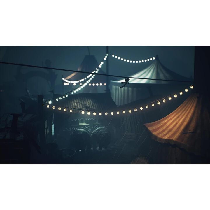 LITTLE NIGHTMARES III SWITCH2 TARJETA LLAVE DE JUEGO PARA NINTENDO SWITCH 2 VERSIÓN ESPAÑOLA GARANTÍA EUROPEA EU WARRANTY
IDIOMAS:
AFRONTAD JUNTOS VUESTROS MIEDOS DE LA INFANCIA
Dos jóvenes amigos se han perdido en un mundo aterrador no apto para niños. Si no hallan una forma de salir de la Nada, se verán condenados a un destino peor que la muerte.
Jugaréis con Low y Alone, que se convirtieron en mejores amigos el día que se encontraron en esta pesadilla solitaria. Cada personaje posee un objeto característico: el de Low es un arco y el de Alone, una llave inglesa. Trabajando juntos, le han cogido el gusto a colarse por pasajes ocultos, encaramarse para superar obstáculos enormes y cubrirse mutuamente las espaldas.
Tanto si jugáis con algún amigo como si a vuestro compañero lo controla la I.A., ambos dependeréis de vuestros objetos característicos para crear oportunidades y avanzar. El entorno está lleno de pistas y posibilidades que pueden ser explotadas por unos niños imaginativos. Las flechas de Low pueden alcanzar objetivos altos, cortar cuerdas o derribar a enemigos voladores, mientras que la llave inglesa de Alone es la herramienta ideal para aplastar a los enemigos aturdidos, destrozar barreras o manipular el mecanismo de enormes máquinas.
EMBARCAD EN UNA AVENTURA TAN INMERSIVA COMO PERTURBADORA
Vayáis adonde donde vayáis, la Nada está habitada por monstruos horripilantes, que no dudarán en tomarse todas las molestias que hagan falta para capturar a cualquier pequeño intruso que atraiga su atención. Podríais terminar jugando una versión aterradora del escondite con la Bebé gigante en las áridas ruinas de Necrópolis, viéndooslas y deseándooslas para luchando por evitar los enjambres de voraces gorgojos de los dulces en la inquietante fábrica de dulces o esquivando unos pies muy pesados mientras corréis por el paseo encharcado de lluvia de un parque de atracciones cochambroso.
Tendréis que estar siempre listos para echar a correr, esconderos e incluso defenderos a la menor señal para poder seguir con vida.
SUMERGIROS EN LA ESPIRAL
Que la desoladora belleza de la Nada no os distraiga demasiado: hay oscuros misterios esperando a que Low y Alone sigan el camino de espejos a través de la Espiral. A medida que cada nueva ubicación se vaya volviendo más peligrosa y perturbadora que la anterior, emergerán los traumáticos recuerdos del pasado. ¿Conseguirán Low y Alone escapar por fin de esta pesadilla interminable? Solo vosotros podéis ayudar a estos pequeñines...