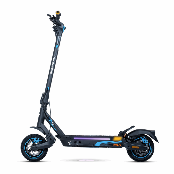 Patinete el&eacute;ctrico certificado con una potencia m&aacute;xima de 2000W 48V, bater&iacute;a de litio de 15.000 mAh con hasta 60 km de autonom&iacute;a, ruedas de 10" Tubeless, suspensi&oacute;n delantera y trasera, triple frenada, intermitentes y APP compatible: smartGyro K5 PRO