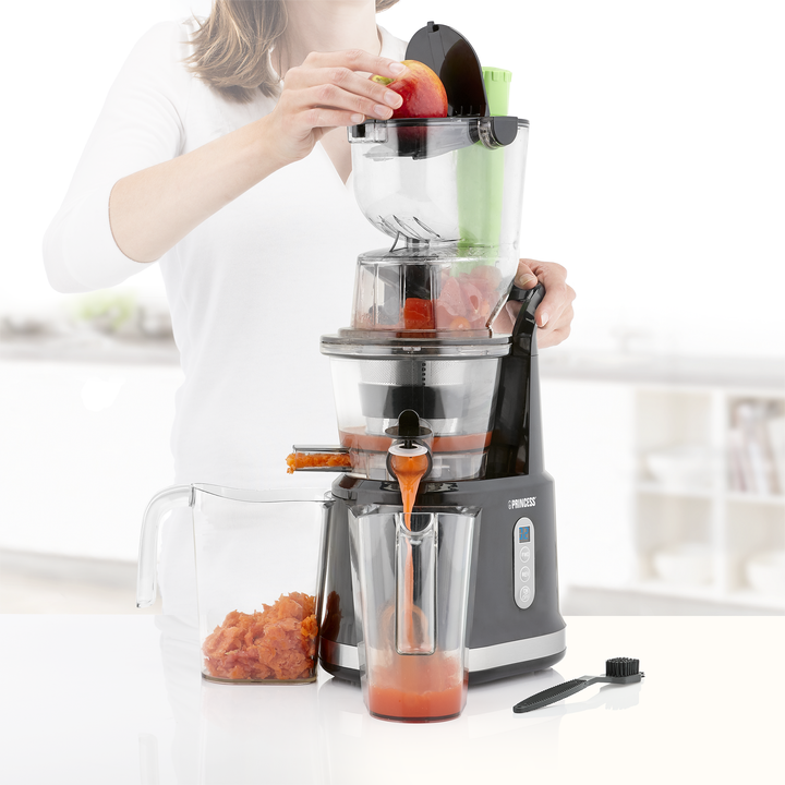 El exprimidor lento Princess 202045 Easy Fill hace que sea sencillo exprimir los zumos de frutas y verduras m&aacute;s deliciosos. El gran tubo de alimentaci&oacute;n inclinable no requiere que corte la mayor&iacute;a de los ingredientes. Productos grandes, como manzanas y tomates, caben enteros. La t&eacute;cnica del exprimidor lento perfectamente adaptada exprime el zumo de todas las frutas y verduras para obtener una cantidad de zumo mucho mayor. El exprimidor lento se adapta a la perfecci&oacute;n a su estilo de vida saludable y es, adem&aacute;s, muy sencillo de limpiar.