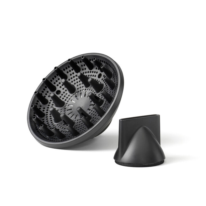 SECADOR TITANIUM SHINE
LIGERO. SUPERR&Aacute;PIDO. COMPACTO 
✓ Secado ultrarr&aacute;pido
Equipado con un motor digital de alta velocidad, ofrece un flujo de aire 
concentrado que seca el cabello de forma r&aacute;pida y precisa, reduciendo 
el tiempo de peinado sin comprometer el acabado
✓ Dise&ntilde;o compacto y c&oacute;modo
Su estructura ligera, equilibrada y ergon&oacute;mica permite un manejo 
c&oacute;modo y sin esfuerzo, ideal para un peinado suave y controlado
✓ Peinado personalizado
Con 3 ajustes de temperatura y 3 velocidades, m&aacute;s un bot&oacute;n de aire fr&iacute;o, 
puedes adaptar el secado al tipo de cabello y al estilo que desees: liso, 
con volumen o natural
✓ Control i&oacute;nico antiencrespamiento
La tecnolog&iacute;a i&oacute;nica avanzada controla el frizz, elimina la electricidad 
est&aacute;tica y potencia el brillo, dejando el cabello suave, brillante y sedoso 
tras su uso.
✓ Rizos naturales definidos
Incluye un difusor especial para rizos, que realza la textura natural y 
ayuda a conseguir unos rizos definidos, con volumen y sin 
encrespamiento.
R&Aacute;PIDO. RADIANTE. CON ESTILO.

PLANCHA TITANIUM SHINE
Alisado sin esfuerzo
Sus placas con recubrimiento de cer&aacute;mica con titanio se deslizan 
suavemente por el cabello, garantizando un peinado sin tirones y 
un acabado pulido, liso y brillante en cada pasada.
Control digital de temperatura
Con 5 ajustes digitales de calor (150 &deg;C, 170 &deg;C, 190 &deg;C, 210 &deg;C y 
230 &deg;C), puedes personalizar la temperatura seg&uacute;n el tipo de 
cabello y estilo deseado, desde el m&aacute;s fino y delicado hasta el m&aacute;s 
grueso y dif&iacute;cil de alisar.
Rendimiento profesional
Gracias al sistema de calentamiento Advanced Ceramics , la 
plancha se calienta de forma ultra r&aacute;pida y mantiene una 
temperatura constante en cada pasada para obtener resultados 
suaves, duraderos y uniformes.
Acabado sin encrespamiento
Su sistema i&oacute;nico incorporado controla el frizz y los cabellos sueltos, 
garantizando una melena suave, sedosa y con un brillo.