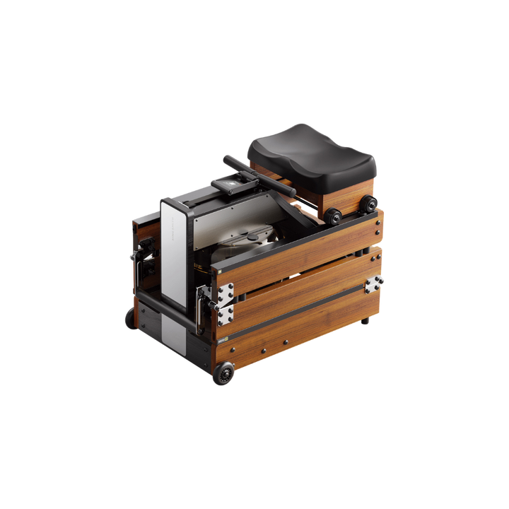 <p>La m&aacute;quina de remo Kingsmith WR1, con su nuevo sistema de triple plegado exclusivo de esta marca, te permitir&aacute; ahorrar espacio en tu hogar. Una m&aacute;quina conectada a su propia app que funciona a trav&eacute;s de resistencia por agua gracias a su dep&oacute;sito incorporado. Adem&aacute;s, su acabado en madera encajar&aacute; a la perfecci&oacute;n en cualquier estancia de tu casa.</p>