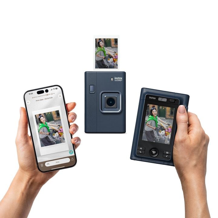 Captura tus aventuras y comp&aacute;rtelas con la nueva c&aacute;mara h&iacute;brida instax mini LiPlay+&trade;, con doble c&aacute;mara y funciones mejoradas.

Una c&aacute;mara instant&aacute;nea y una impresora para smartphone en un solo dispositivo; una verdadera ventaja para cualquier aventura. Tanto si est&aacute;s de viaje como si dejas fluir tu creatividad, la aventura siempre est&aacute; al alcance de tu mano

Con la funda oficial para tu instax mini LiPlay+&trade; tendr&aacute;s el equilibrio perfecto entre estilo, protecci&oacute;n y practicidad.

Su acabado estilo cuero y suave en el interior la convierte en el accesorio ideal para llevar tu creatividad a todas partes.

Adem&aacute;s con 3 packs de 20 fotos capa pack para que hagas un total de 60 fotos