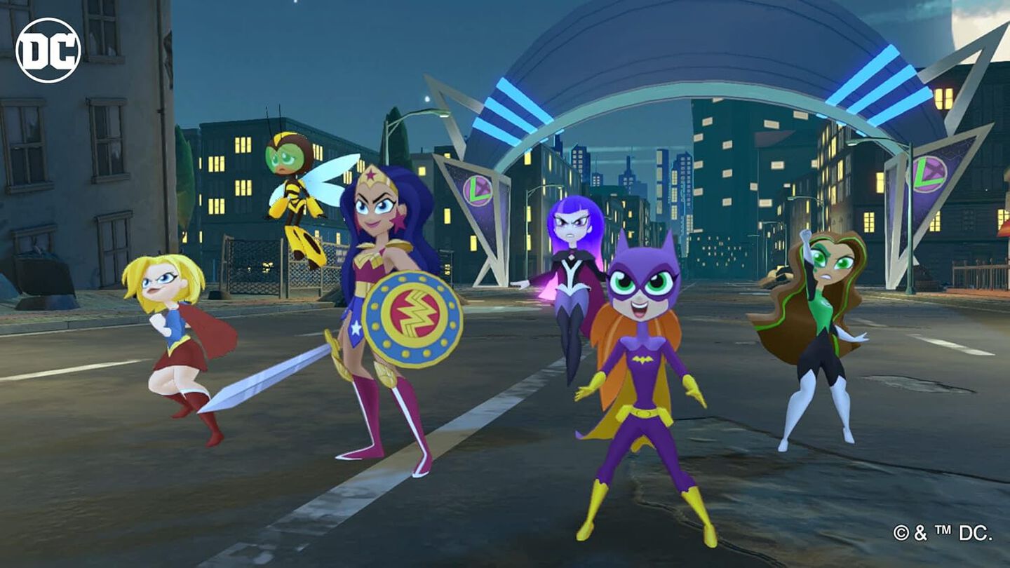 Este juego, basado en la exitosa serie de animaci&oacute;n de Cartoon Network, permite a los jugadores encarnar versiones adolescentes de superhero&iacute;nas cl&aacute;sicas de DC como Batgirl, Supergirl y Wonder Woman. &iquest;Su objetivo? Sobrevivir al instituto &iexcl;mientras intentan salvar la ciudad del peligro! Cada hero&iacute;na tiene habilidades propias que, entre otras cosas, les permiten volar o usar todo tipo de artilugios mientras combaten. Cuando no toque impartir justicia, los jugadores pueden explorar Metropolis, sacarse selfis por todos los rincones para publicarlas en su cuenta de Superstapost o reconstruir una parte de la ciudad en malas condiciones.