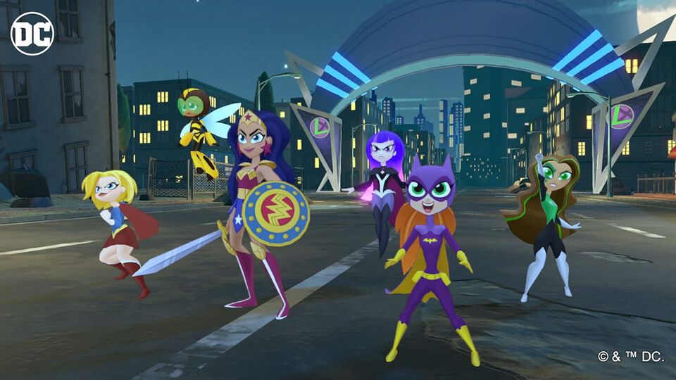 Este juego, basado en la exitosa serie de animaci&oacute;n de Cartoon Network, permite a los jugadores encarnar versiones adolescentes de superhero&iacute;nas cl&aacute;sicas de DC como Batgirl, Supergirl y Wonder Woman. &iquest;Su objetivo? Sobrevivir al instituto &iexcl;mientras intentan salvar la ciudad del peligro! Cada hero&iacute;na tiene habilidades propias que, entre otras cosas, les permiten volar o usar todo tipo de artilugios mientras combaten. Cuando no toque impartir justicia, los jugadores pueden explorar Metropolis, sacarse selfis por todos los rincones para publicarlas en su cuenta de Superstapost o reconstruir una parte de la ciudad en malas condiciones.