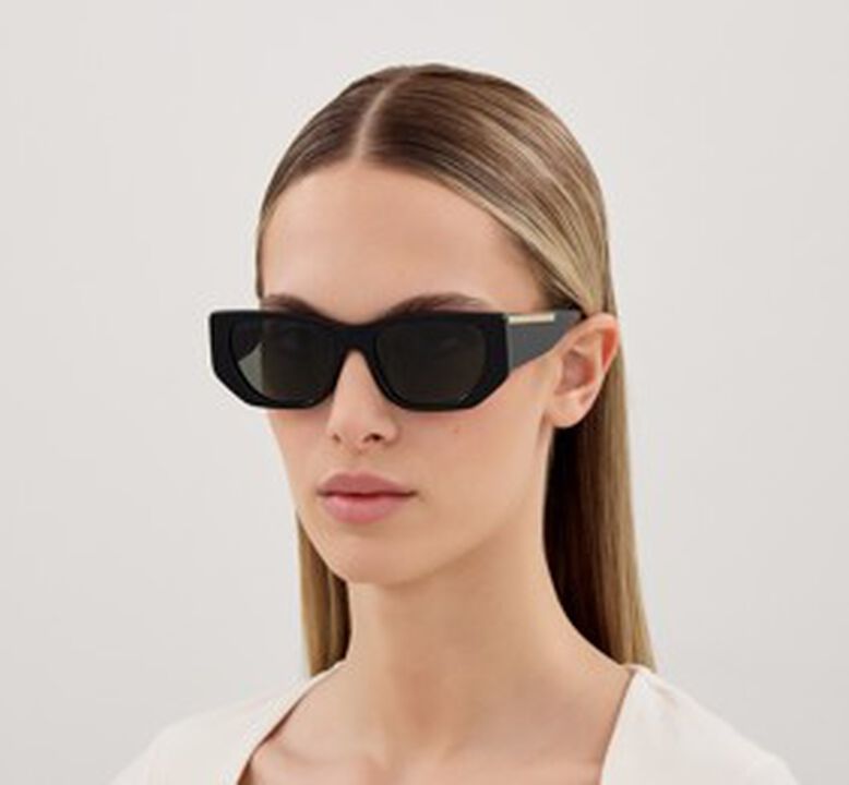 Descubre las gafas de sol Gucci pensadas para el d&iacute;a a d&iacute;a, dise&ntilde;adas para vivir bajo el sol, en la ciudad y en cada momento cotidiano. Son gafas que se adaptan f&aacute;cilmente a cualquier look. Equipadas con lentes protecci&oacute;n UV400 certificada, mejoran la claridad visual, siendo ideales para conducir, pasear por la ciudad, ir a la playa o disfrutar de actividades al aire libre.