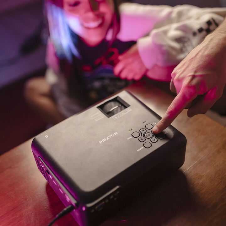 Disfruta de tus pel&iacute;culas y series favoritas con el proyector Cinema Deluxe con conexi&oacute;n WiFi. La mejor opci&oacute;n para las noches de cine en casa. Posee lo &uacute;ltimo en tecnolog&iacute;a de pantalla LCD, 70% m&aacute;s brillante y compatible con contenido Full HD. Adem&aacute;s, est&aacute; equipado con 2 puertos HDMI para conectar videoconsolas, m&oacute;viles, dispositivos streaming&hellip;