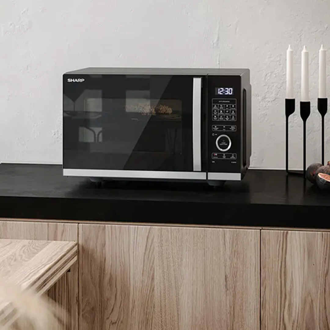 Ya sea descongelando, calentando o cocinando la palabra mágica para una cocción rápida y sencilla es microondas. Funciona con ondas electromagnéticas de alta frecuencia, lo que no sólo ahorra tiempo, sino también energía en comparación con el horno. Al mismo tiempo, su aparato Sharp ahorra espacio, es compacto y fácil de usar, por lo que es perfecto para su uso diario. Gracias a su cavidad flatbed que no utiliza plato giratorio, podrás aprovechar al máximo el espacio cocinando incluso en fuentes rectangulares.