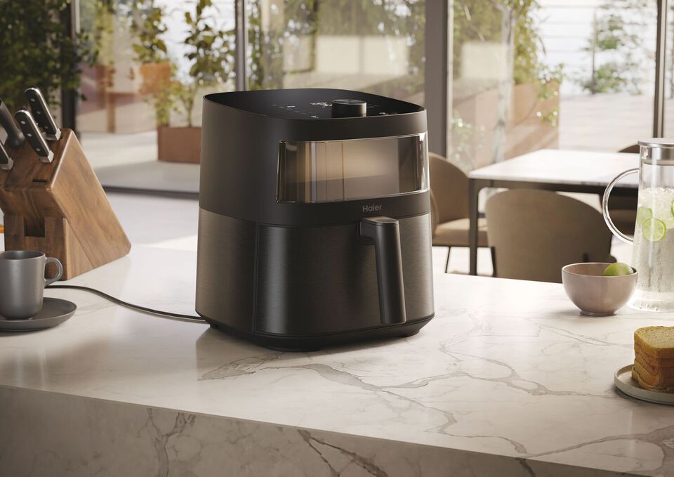COCINA M&Aacute;S SALUDABLE, CON MAYOR CAPACIDAD Y TOTAL COMODIDAD.
Esta airfryer de libre instalaci&oacute;n est&aacute; dise&ntilde;ada para preparar platos crujientes por fuera y tiernos por dentro utilizando menos aceite, sin renunciar al sabor. Su amplia capacidad y funciones inteligentes la convierten en una gran aliada para el d&iacute;a a d&iacute;a.
Con 7 litros de capacidad y bandeja doble, permite cocinar varias preparaciones al mismo tiempo, optimizando tiempo y energ&iacute;a en cada uso.