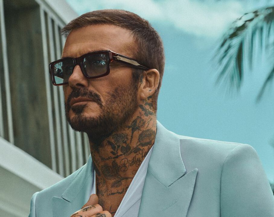 Estas gafas de sol by David Beckham saben cautivar con sus l&iacute;neas esculturales realizadas en acetato. Una t&eacute;cnica avanzada garantiza tonalidades uniformes y adornos, desde las varillas hasta los aros, para regalar una est&eacute;tica de lujo. Las varillas son gruesas, con el Talisman ic&oacute;nico enriquecido con cuatro remaches nuevos y bisagras exclusivas de siete cuerpos. Combinando perfectamente calidad, elegancia y funcionalidad.