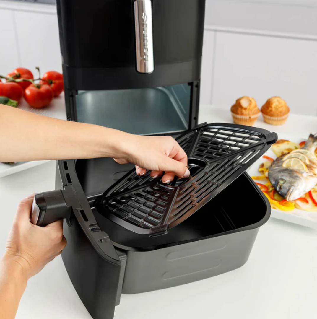 La Air Fry Duo Slim de Taurus es la freidora de aire perfecta para quienes quieren cocinar a lo grande sin ocupar espacio. 

Con 13 L repartidos en dos cestas, pantalla táctil y Smart Dual Technology, prepara dos recetas a la vez, sincronizadas o independientes. 

Fríe, hornea o asa hasta un 55 % más rápido que un horno, con resultados sabrosos y sin apenas aceite. 

Potente, eficiente y diseñada para tu día a día.