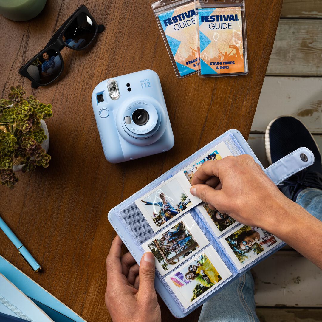 C&aacute;mara instant&aacute;nea instax mini 12 Blue + 60 fotos