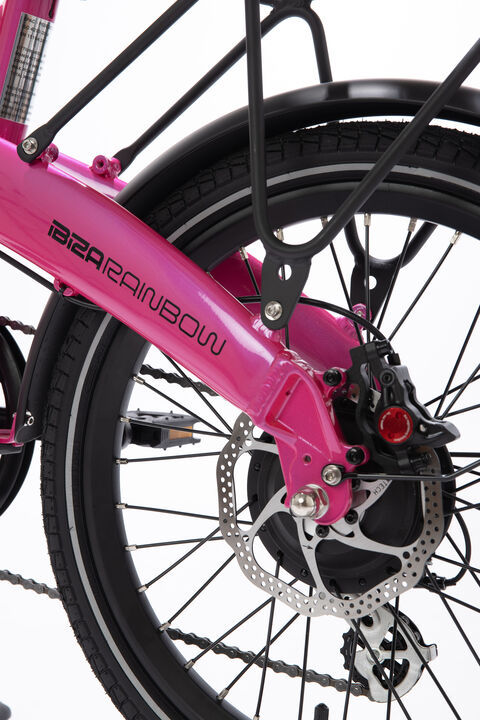 <p class="p3">Bicicleta el&eacute;ctrica urbana plegable equipada con un motor brushless de asistencia al pedaleo hasta 25km/h, con ruedas de <span class="s1">2</span>0"<span class="s2">.</span></p>
<p class="p5">Recomendada para un uso urbano e interurbano, de oc<span class="s3">i</span>o, de paseo, uso tur&iacute;stico y como medio de transporte.</p>
<p class="p7">Al ser plegable su uso diario permite transportarla con mayor facilidad y combinarla con transporte p&uacute;blico<span class="s4">: </span>l&iacute;neas de autobus urbano e interurbano, cercan&iacute;as, etc.</p>
<p class="p8">Dirigida a los m&aacute;s urbanitas, con sentido pr&aacute;ctico y preopaci&oacute;n por el medio ambiente y la salud.</p>
<p class="p8"></p>
<p class="p8"><strong>ESPECIFICACIONES T&Eacute;CNICAS:</strong></p>
<p class="p8"><strong>CUADRO</strong></p>
<p>Cuadro plegable y componentes construidos en aluminio ligero Al6061. Robustez m&aacute;xima y peso reducido. La bater&iacute;a queda oculta dentro del cuadro. Cierre de seguridad en la parte inferior para bloquear la apertura.</p>
<p><strong>MOTOR</strong></p>
<p>Brushless by Littium de 250W y 55Nm, la m&aacute;xima potencia permitida por la normativa europea EN15194 para bicicletas el&eacute;ctricas. Sin escobillas ni rozamiento. Sin calentamiento ni desgaste. Certificado estanqueidad IP63.</p>
<p><strong>BATER&Iacute;A</strong></p>
<p>Bater&iacute;a Samsung extra&iacute;ble de LI-ION de litio 36V de 10.4Ah hasta 70km de autonom&iacute;a y hasta 100km con bateria de 14Ah y una vida &uacute;til de entre 700 y 1.000 ciclos de carga.</p>
<p><strong>DISPLAY</strong></p>
<p>Pantalla TFT 2,2" full color.</p>
<p><strong>CARGADOR</strong></p>
<p>Carga ultrarr&aacute;pida en 4,5 horas</p>
<p><strong>RUEDAS</strong></p>
<p>Llantas reforzadas de 20&rdquo; y neum&aacute;ticos Kenda 20&rdquo; x 1.95 con banda reflectante.</p>
<p><strong>FRENOS</strong></p>
<p>Frenos hidr&aacute;ulicos ZOOM</p>
<p><strong>CAMBIO</strong></p>
<p>Shimano 7 velocidades REVO SHIFT con patilla Shimano altus + protector</p>
<p><strong>SUSPENSI&Oacute;N</strong></p>
<p>Amortiguador delantero ZOOM, absorbe las irregularidades del terreno.</p>
<p><strong>SILL&Iacute;N</strong></p>
<p>Ergon&oacute;mico Selle Royal unisex modelo Viento.</p>
<p><strong>EQUIPAMIENTO</strong></p>
<ul>
<li>Portabultos trasero MIK de aluminio.</li>
<li>Incorpora guardabarros, luces LED y timbre.</li>
<li>Incluye candado seguridad nivel 8 y cerradura antirrobo en la bater&iacute;a.</li>
<li>Cintas de velcro para la sujeci&oacute;n del cuadro y manillar plegado.</li>
<li>Pedales.</li>
<li>Multiherramienta.</li>
<li>Dos llaves seguridad bater&iacute;a.</li>
<li>Bolsita con manual + llavero + certificaci&oacute;n.</li>
</ul>
<p><strong>MEDIDAS Y PESO</strong></p>
<ul>
<li>Configurable para todo tipo de usuarios desde 1,50m a 2m</li>
<li>Tama&ntilde;o: 156cm x 64cm x 114cm</li>
<li>Tama&ntilde;o plegada: 91cm x 75cm x 38cm</li>
<li>Peso: 21kg</li>
</ul>
<p><strong>Servicio t&eacute;cnico propio con asistencia puerta a puerta.</strong></p>
<p class="p8"></p>
