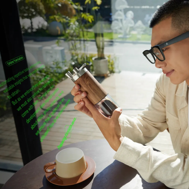 <p>Las Rokid Glasses combinan realidad aumentada, c&aacute;mara integrada y un sistema de doble pantalla para llevar la informaci&oacute;n justo donde la necesitas. Ligeras, c&oacute;modas y preparadas para moverte, mezclan inteligencia artificial, control por voz y proyecci&oacute;n clara para ayudarte a trabajar, aprender o explorar de forma m&aacute;s intuitiva. Con bater&iacute;a pensada para acompa&ntilde;arte toda la jornada y funciones manos libres, a&ntilde;aden una capa &uacute;til de informaci&oacute;n a tu d&iacute;a a d&iacute;a sin esfuerzo.</p>