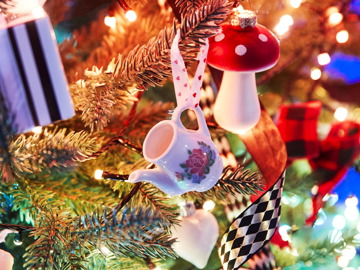 La luz y el color toman el protagonismo con Twinkly&rsquo;s Strings para las decoraciones m&aacute;s din&aacute;micas. La exclusiva app Twinkly utiliza la c&aacute;mara de tu smartphone para mapear los LEDs y crear displays tipo pantalla. Reproduce y personaliza presets o crea los tuyos propios con una paleta de m&aacute;s de 16M de colores.  
Agr&uacute;palos con cualquier otro dispositivo Twinkly para una sincronizaci&oacute;n perfecta, con&eacute;ctalos a tu hogar inteligente para control por voz manos libres y comb&iacute;nalos con Twinkly Music para ver c&oacute;mo las luces bailan al ritmo del sonido. Reproduce y personaliza efectos y animaciones preestablecidos o crea los tuyos desde una paleta de m&aacute;s de 16 millones de colores, incluido el blanco c&aacute;lido. Incluso puedes dibujar efectos desde cero usando el FX Wizard Reproduce y personaliza efectos y animaciones preestablecidos o crea los tuyos desde una paleta de blancos, del plata fr&iacute;o al oro c&aacute;lido. Incluso puedes dibujar efectos desde cero usando el FX Wizard.