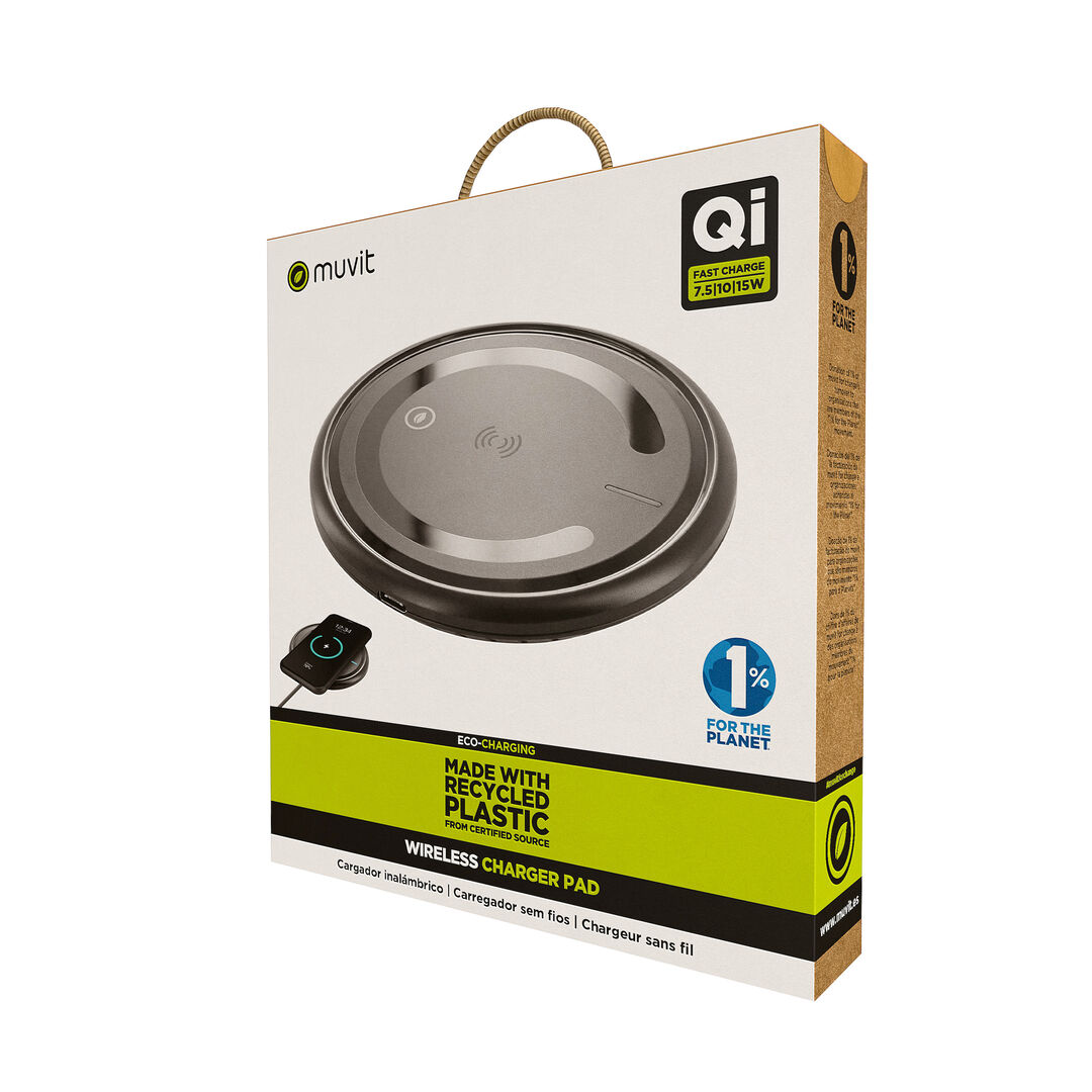 Como parte de la gama de carga ecol&oacute;gica de muvit for change, te presentamos la nueva base cargadora inal&aacute;mbrica Qi. Esta base de carga r&aacute;pida con chip adaptativo 7.5W-10W-15W, permite cargar tu dispositivo sin cables gracias a la tecnolog&iacute;a de inducci&oacute;n magn&eacute;tica, conectando la base a la red el&eacute;ctrica. A parte de la funcionalidad y practicidad, hemos cuidado los detalles de dise&ntilde;o y sostenibilidad del producto, dando como resultado una base fabricada en pl&aacute;stico reciclado de origen certificado.