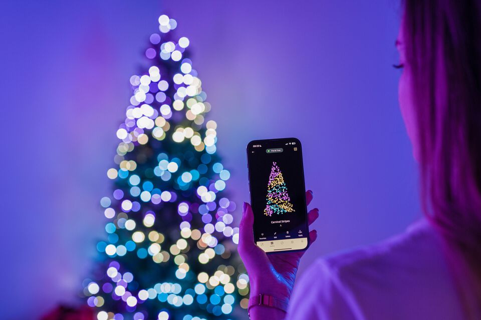 Ilumina tu Navidad como nunca con el Pre-Lit Tree Twinkly. Dise&ntilde;o f&aacute;cil de montar, realista y de alta calidad, disponible en varios tama&ntilde;os, todos con LEDs controlados por app que brillan con m&aacute;s de 16M de colores. 
El dise&ntilde;o premium, plug & play, con tecnolog&iacute;a patentada de mapping desbloquea animaciones personalizables infinitas. Tambi&eacute;n puedes crear las tuyas propias. Solo para interiores.