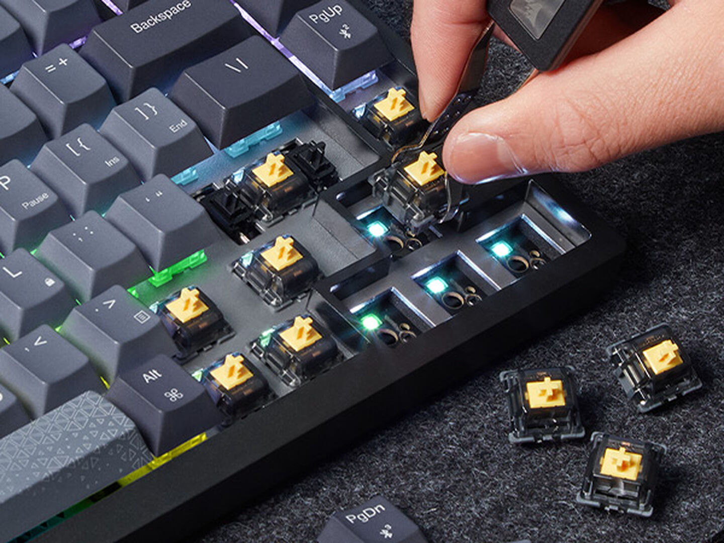 Teclado Mecánico para Juegos Intercambiable en Caliente - Interruptores Lineales Rojos CORSAIR MLX Prelubricados - Insonorización - Teclados PBT - QWERTY ES - Negro