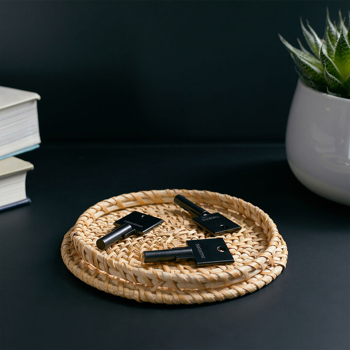 Asociando los materiales m&aacute;s resistentes a una tecnolog&iacute;a de punta, la cerradura y las llaves inteligentes te traen el nivel de seguridad que necesitas para sentirte seguro en tu alojamiento.
Ganas flexibilidad en tu cotidiano gracias a una gesti&oacute;n simple e intuitiva del acceso a tu alojamiento: desde tu smartphone, a&ntilde;ade y borra llaves inteligentes instant&aacute;neamente y comparte el acceso a tu domicilio dondequiera que est&eacute;s. Adem&aacute;s, multiplicas las alternativas usando tu smartphone como segunda llave.