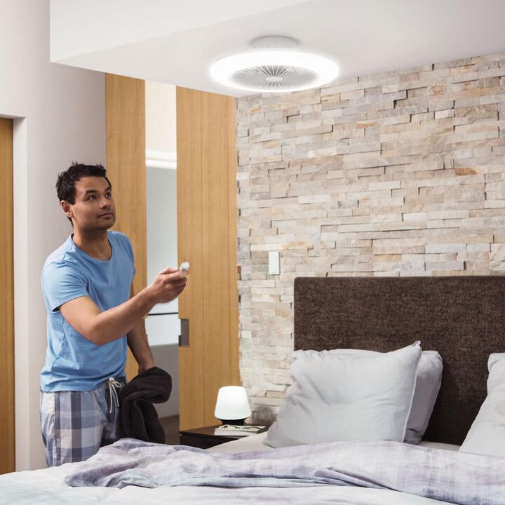 Ventilador plano con luz LED integrada. Configura el ambiente que desees desde la palma de tu mano con el mando a distancia. Controla fácilmente tus luces desde cualquier lugar con su mando a distancia. Enciende o apaga la luz o el ventilador, elige entre seis velocidades de ventilador, alterna entre los ajustes de luz para tener la iluminación perfecta para cada momento. Combina una luz personalizable con una cómoda brisa con el ventilador de techo LED de Philips. Adecuado para habitaciones hasta 12 m².
 
5 años de Garantía.