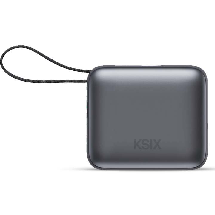 La power bank KSIX de 10.000 mAh es el accesorio perfecto para mantener tus dispositivos cargados en todo momento. Con una potencia de salida de hasta 22,5 W y tecnolog&iacute;a de carga r&aacute;pida Power Delivery, garantiza una carga eficiente para smartphones, tablets y otros dispositivos. Adem&aacute;s, incorpora cables USB-C y Lightning integrados, eliminando la necesidad de llevar cables adicionales.