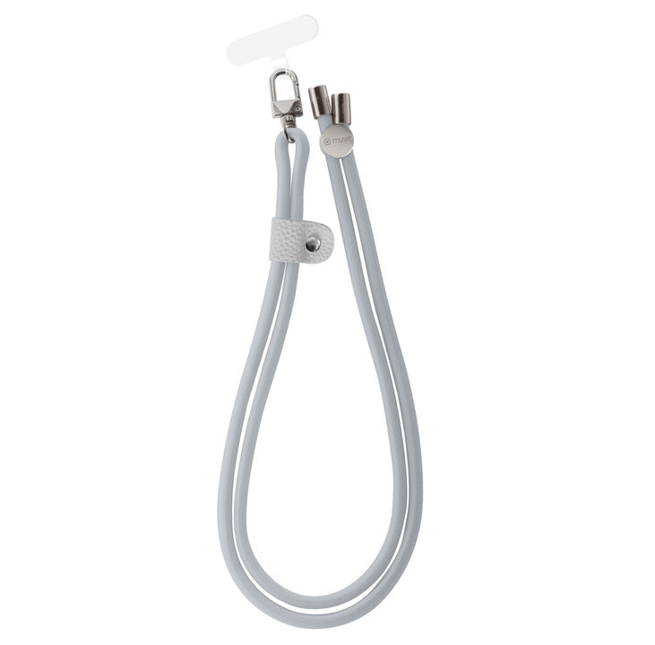 Mant&eacute;n siempre tu smartphone contigo de manera segura y ecol&oacute;gica con nuestros colgantes universales que incluyen una tarjeta fabricada en TPU transparente RECYCLE-TEK 100% reciclada y un cord&oacute;n 100% reciclable, certificados por GRS. 

El cord&oacute;n simple, tiene una longitud de 58 cm, perfecto para llevarlo colgado alrededor del cuello o enrollado en el brazo. Esta versatilidad te permite mantener tu smartphone siempre contigo, brind&aacute;ndote una protecci&oacute;n antirrobo y antica&iacute;das.

Su instalaci&oacute;n es r&aacute;pida y f&aacute;cil, sin necesidad de pegamentos. Simplemente coloca el colgante entre tu smartphone y la funda trasera, asegurando la accesibilidad a las entradas de carga y audio del dispositivo.

En muvit for change nos comprometemos a donar el 1% de los ingresos para el planeta*.