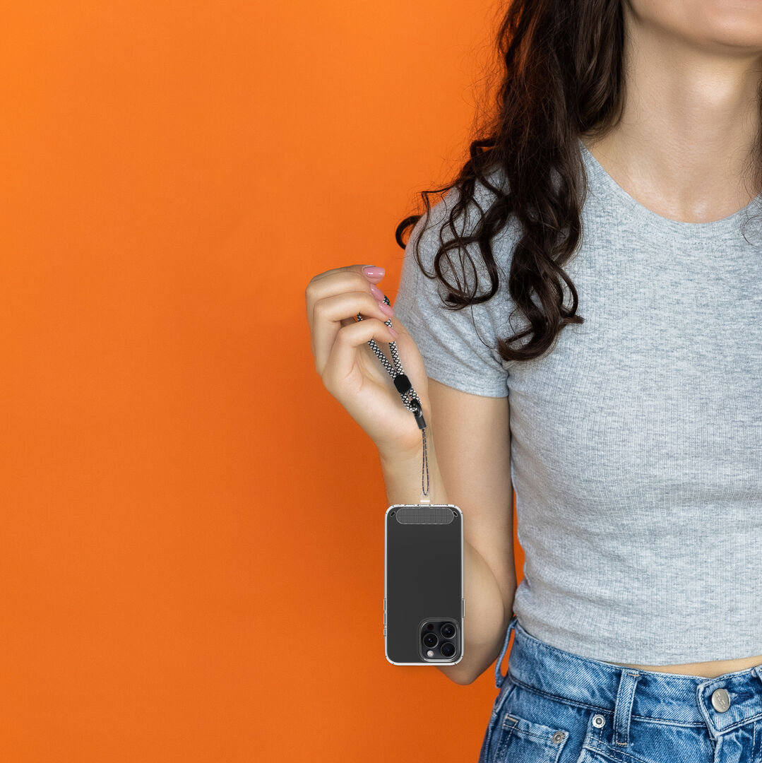Mant&eacute;n siempre tu smartphone contigo de manera segura y ecol&oacute;gica con nuestros colgantes universales que incluyen una tarjeta fabricada en TPU transparente (certificado GRS) y un cord&oacute;n 100% reciclable, . 

El cord&oacute;n est&aacute; especialmente dise&ntilde;ado para adaptarse a tu estilo de vida. Con dos partes desmontables, el cord&oacute;n completo tiene una longitud de 55cm, perfecto para llevarlo colgado en el cuello o enrollado en el brazo. Adem&aacute;s, al desmontarlo, obtienes un cord&oacute;n peque&ntilde;o de 15 cm, ideal para llevarlo cogido entre los dedos, garantizando as&iacute; la seguridad de tu smartphone en todo momento.

En muvit for change nos comprometemos a donar el 1% de los ingresos para el planeta*.
