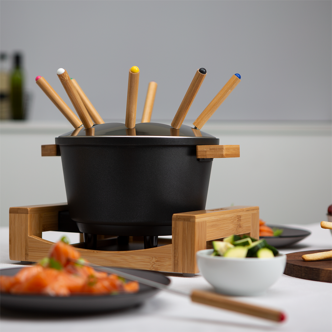 Esta fondue de último diseño tiene una carcasa con acabado en bambú. Con 1,5L de capacidad y 8 tenedores es ideal para carne, queso o chocolate. Tiene recubrimiento antiadherente para una limpieza más fácil + a raclette Pure 4 162950 de Princess. Después de su uso, las bandejas se pueden guardar de forma segura y sencilla para que no estorben. Gracias a su exquisito acabado en bambú, ¡esta raclette para 4 personas será la protagonista de la cocina! Esta fondue de último diseño tiene una carcasa con acabado en bambú. Con 1,5L de capacidad y 8 tenedores es ideal para carne, queso o chocolate. Tiene recubrimiento antiadherente para una limpieza más fácil + a raclette Pure 4 162950 de Princess. Después de su uso, las bandejas se pueden guardar de forma segura y sencilla para que no estorben. Gracias a su exquisito acabado en bambú, ¡esta raclette para 4 personas será la protagonista de la cocina!