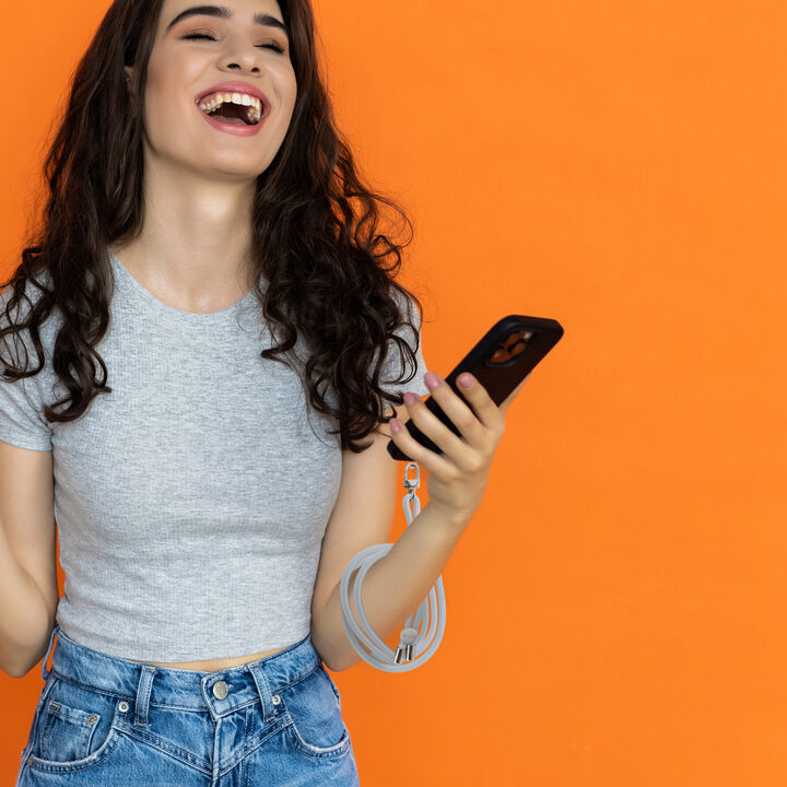 Mant&eacute;n siempre tu smartphone contigo de manera segura y ecol&oacute;gica con nuestros colgantes universales que incluyen una tarjeta fabricada en TPU transparente RECYCLE-TEK 100% reciclada y un cord&oacute;n 100% reciclable, certificados por GRS. 

El cord&oacute;n simple, tiene una longitud de 58 cm, perfecto para llevarlo colgado alrededor del cuello o enrollado en el brazo. Esta versatilidad te permite mantener tu smartphone siempre contigo, brind&aacute;ndote una protecci&oacute;n antirrobo y antica&iacute;das.

Su instalaci&oacute;n es r&aacute;pida y f&aacute;cil, sin necesidad de pegamentos. Simplemente coloca el colgante entre tu smartphone y la funda trasera, asegurando la accesibilidad a las entradas de carga y audio del dispositivo.

En muvit for change nos comprometemos a donar el 1% de los ingresos para el planeta*.