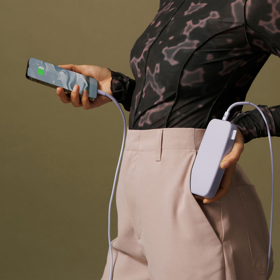 Nuestros últimos Powerbanks tienen un diseño suave y, gracias a la función de carga rápida, son más rápidos que nunca. Con 20W Power Delivery sus dispositivos estarán listos para funcionar antes de que se de cuenta. El Powerbank 18000 mAh puede cargar su teléfono hasta 6 veces y su tablet hasta 3 veces. 

· Carga ultrarrápida con suministro de energía de 20 W 

· Carga hasta el 50% en 30 min 

· 6 características de seguridad 

· Aprobado para avión