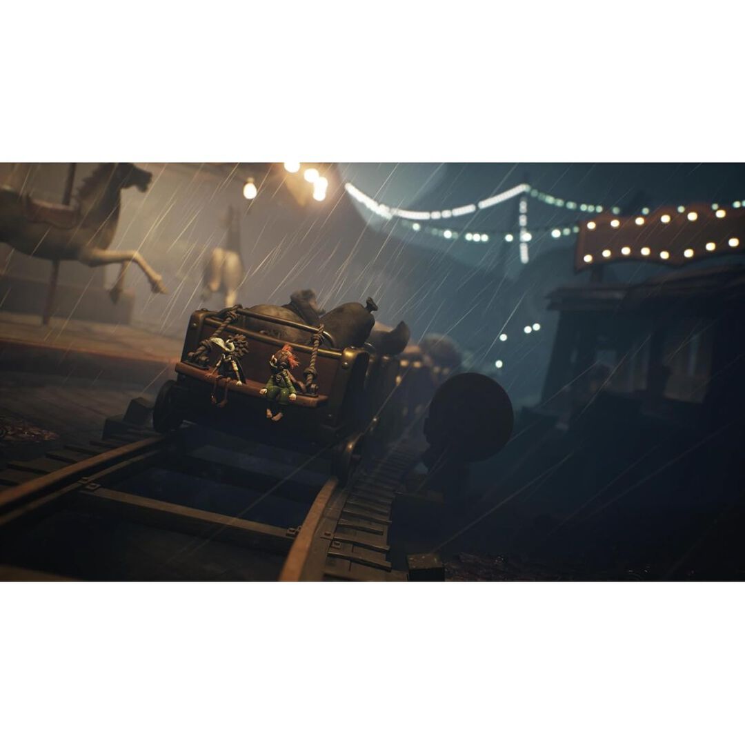 LITTLE NIGHTMARES III SWITCH2 TARJETA LLAVE DE JUEGO PARA NINTENDO SWITCH 2 VERSIÓN ESPAÑOLA GARANTÍA EUROPEA EU WARRANTY
IDIOMAS:
AFRONTAD JUNTOS VUESTROS MIEDOS DE LA INFANCIA
Dos jóvenes amigos se han perdido en un mundo aterrador no apto para niños. Si no hallan una forma de salir de la Nada, se verán condenados a un destino peor que la muerte.
Jugaréis con Low y Alone, que se convirtieron en mejores amigos el día que se encontraron en esta pesadilla solitaria. Cada personaje posee un objeto característico: el de Low es un arco y el de Alone, una llave inglesa. Trabajando juntos, le han cogido el gusto a colarse por pasajes ocultos, encaramarse para superar obstáculos enormes y cubrirse mutuamente las espaldas.
Tanto si jugáis con algún amigo como si a vuestro compañero lo controla la I.A., ambos dependeréis de vuestros objetos característicos para crear oportunidades y avanzar. El entorno está lleno de pistas y posibilidades que pueden ser explotadas por unos niños imaginativos. Las flechas de Low pueden alcanzar objetivos altos, cortar cuerdas o derribar a enemigos voladores, mientras que la llave inglesa de Alone es la herramienta ideal para aplastar a los enemigos aturdidos, destrozar barreras o manipular el mecanismo de enormes máquinas.
EMBARCAD EN UNA AVENTURA TAN INMERSIVA COMO PERTURBADORA
Vayáis adonde donde vayáis, la Nada está habitada por monstruos horripilantes, que no dudarán en tomarse todas las molestias que hagan falta para capturar a cualquier pequeño intruso que atraiga su atención. Podríais terminar jugando una versión aterradora del escondite con la Bebé gigante en las áridas ruinas de Necrópolis, viéndooslas y deseándooslas para luchando por evitar los enjambres de voraces gorgojos de los dulces en la inquietante fábrica de dulces o esquivando unos pies muy pesados mientras corréis por el paseo encharcado de lluvia de un parque de atracciones cochambroso.
Tendréis que estar siempre listos para echar a correr, esconderos e incluso defenderos a la menor señal para poder seguir con vida.
SUMERGIROS EN LA ESPIRAL
Que la desoladora belleza de la Nada no os distraiga demasiado: hay oscuros misterios esperando a que Low y Alone sigan el camino de espejos a través de la Espiral. A medida que cada nueva ubicación se vaya volviendo más peligrosa y perturbadora que la anterior, emergerán los traumáticos recuerdos del pasado. ¿Conseguirán Low y Alone escapar por fin de esta pesadilla interminable? Solo vosotros podéis ayudar a estos pequeñines...