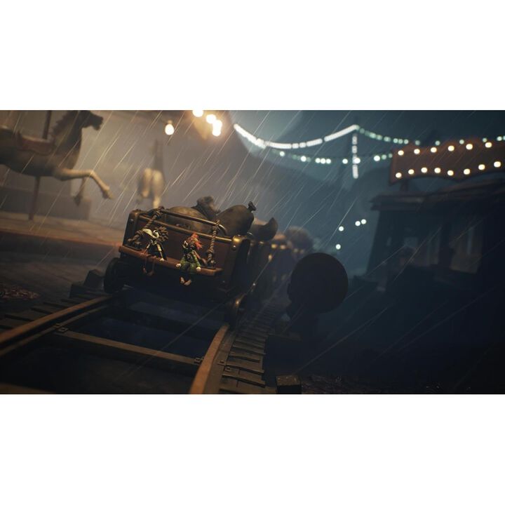 LITTLE NIGHTMARES III SWITCH2 TARJETA LLAVE DE JUEGO PARA NINTENDO SWITCH 2 VERSIÓN ESPAÑOLA GARANTÍA EUROPEA EU WARRANTY
IDIOMAS:
AFRONTAD JUNTOS VUESTROS MIEDOS DE LA INFANCIA
Dos jóvenes amigos se han perdido en un mundo aterrador no apto para niños. Si no hallan una forma de salir de la Nada, se verán condenados a un destino peor que la muerte.
Jugaréis con Low y Alone, que se convirtieron en mejores amigos el día que se encontraron en esta pesadilla solitaria. Cada personaje posee un objeto característico: el de Low es un arco y el de Alone, una llave inglesa. Trabajando juntos, le han cogido el gusto a colarse por pasajes ocultos, encaramarse para superar obstáculos enormes y cubrirse mutuamente las espaldas.
Tanto si jugáis con algún amigo como si a vuestro compañero lo controla la I.A., ambos dependeréis de vuestros objetos característicos para crear oportunidades y avanzar. El entorno está lleno de pistas y posibilidades que pueden ser explotadas por unos niños imaginativos. Las flechas de Low pueden alcanzar objetivos altos, cortar cuerdas o derribar a enemigos voladores, mientras que la llave inglesa de Alone es la herramienta ideal para aplastar a los enemigos aturdidos, destrozar barreras o manipular el mecanismo de enormes máquinas.
EMBARCAD EN UNA AVENTURA TAN INMERSIVA COMO PERTURBADORA
Vayáis adonde donde vayáis, la Nada está habitada por monstruos horripilantes, que no dudarán en tomarse todas las molestias que hagan falta para capturar a cualquier pequeño intruso que atraiga su atención. Podríais terminar jugando una versión aterradora del escondite con la Bebé gigante en las áridas ruinas de Necrópolis, viéndooslas y deseándooslas para luchando por evitar los enjambres de voraces gorgojos de los dulces en la inquietante fábrica de dulces o esquivando unos pies muy pesados mientras corréis por el paseo encharcado de lluvia de un parque de atracciones cochambroso.
Tendréis que estar siempre listos para echar a correr, esconderos e incluso defenderos a la menor señal para poder seguir con vida.
SUMERGIROS EN LA ESPIRAL
Que la desoladora belleza de la Nada no os distraiga demasiado: hay oscuros misterios esperando a que Low y Alone sigan el camino de espejos a través de la Espiral. A medida que cada nueva ubicación se vaya volviendo más peligrosa y perturbadora que la anterior, emergerán los traumáticos recuerdos del pasado. ¿Conseguirán Low y Alone escapar por fin de esta pesadilla interminable? Solo vosotros podéis ayudar a estos pequeñines...