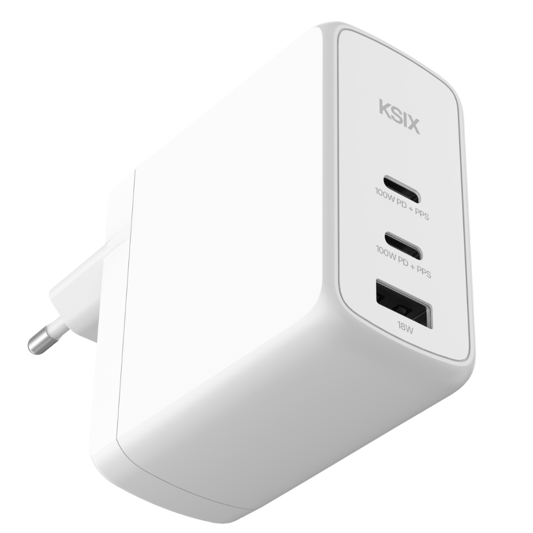 Potencia extrema en un dise&ntilde;o compacto. Con 100W de potencia total, el KSIX 100W es el cargador definitivo para todos tus dispositivos. Su doble puerto USB-C y puerto USB-A lo convierten en una opci&oacute;n vers&aacute;til y eficiente para port&aacute;tiles, tablets, smartphones y m&aacute;s. Gracias a sus tecnolog&iacute;as GaN, Power Delivery 3.0 y PPS, obtendr&aacute;s cargas ultrarr&aacute;pidas y seguras en cualquier momento.