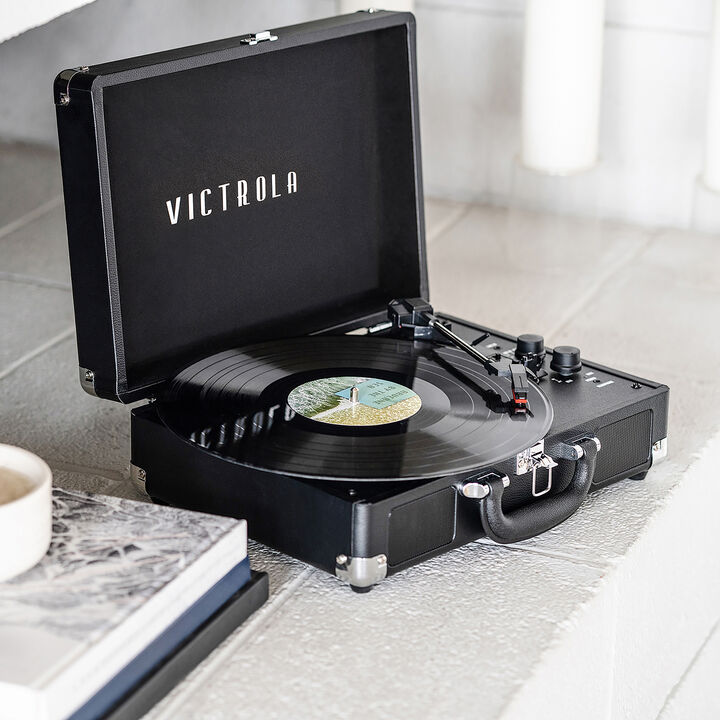 El tocadiscos Bluetooth Journey+ de Victrola combina el dise&ntilde;o cl&aacute;sico de la plataforma giratoria port&aacute;til con un mont&oacute;n de caracter&iacute;sticas nuevas. La conectividad Bluetooth dual le permite transmitir sus discos de vinilo favoritos a cualquier altavoz Bluetooth externo, o transmitir msica desde un dispositivo inteligente a trav&eacute;s de los altavoces est&eacute;reo incorporados, para que pueda hacer realmente suya su experiencia auditiva. El tocadiscos de 3 velocidades reproduce todos los discos de 33 1/3, 45 y 78 RPM, o conecta tu par de auriculares favoritos. El Journey+ est&aacute; equipado con un asa f&aacute;cil de transportar, y su dise&ntilde;o port&aacute;til significa que puedes llevar tus canciones a donde sea, para tener recuerdos musicales duraderos dondequiera que est&eacute;s. &iexcl;Incluye un soporte para discos Victrola Bridge a juego para un f&aacute;cil almacenamiento de vinilo!