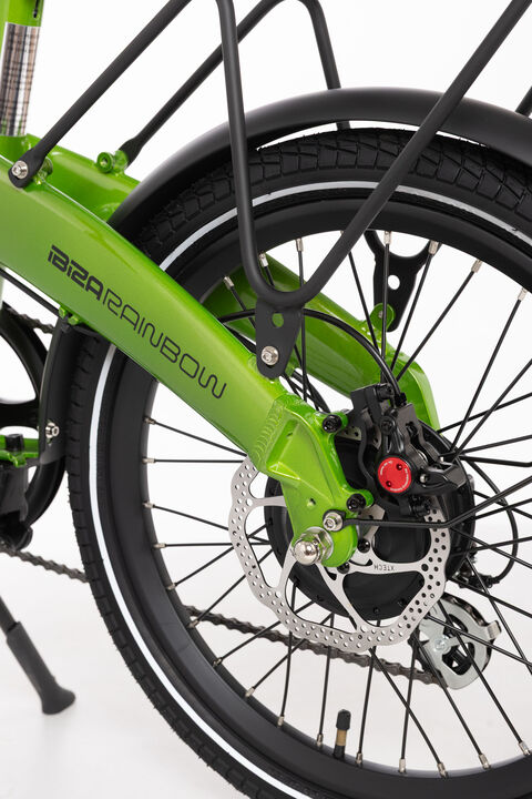 <p class="p3">Bicicleta el&eacute;ctrica urbana plegable equipada con un motor brushless de asistencia al pedaleo hasta 25km/h, con ruedas de <span class="s1">2</span>0"<span class="s2">.</span></p>
<p class="p5">Recomendada para un uso urbano e interurbano, de oc<span class="s3">i</span>o, de paseo, uso tur&iacute;stico y como medio de transporte.</p>
<p class="p7">Al ser plegable su uso diario permite transportarla con mayor facilidad y combinarla con transporte p&uacute;blico<span class="s4">: </span>l&iacute;neas de autobus urbano e interurbano, cercan&iacute;as, etc.</p>
<p class="p8">Dirigida a los m&aacute;s urbanitas, con sentido pr&aacute;ctico y preopaci&oacute;n por el medio ambiente y la salud.</p>
<p class="p8"></p>
<p class="p8"><strong>ESPECIFICACIONES T&Eacute;CNICAS:</strong></p>
<p class="p8"><strong>CUADRO</strong></p>
<p>Cuadro plegable y componentes construidos en aluminio ligero Al6061. Robustez m&aacute;xima y peso reducido. La bater&iacute;a queda oculta dentro del cuadro. Cierre de seguridad en la parte inferior para bloquear la apertura.</p>
<p><strong>MOTOR</strong></p>
<p>Brushless by Littium de 250W y 55Nm, la m&aacute;xima potencia permitida por la normativa europea EN15194 para bicicletas el&eacute;ctricas. Sin escobillas ni rozamiento. Sin calentamiento ni desgaste. Certificado estanqueidad IP63.</p>
<p><strong>BATER&Iacute;A</strong></p>
<p>Bater&iacute;a Samsung extra&iacute;ble de LI-ION de litio 36V de 10.4Ah hasta 70km de autonom&iacute;a y hasta 100km con bateria de 14Ah y una vida &uacute;til de entre 700 y 1.000 ciclos de carga.</p>
<p><strong>DISPLAY</strong></p>
<p>Pantalla TFT 2,2" full color.</p>
<p><strong>CARGADOR</strong></p>
<p>Carga ultrarr&aacute;pida en 4,5 horas</p>
<p><strong>RUEDAS</strong></p>
<p>Llantas reforzadas de 20&rdquo; y neum&aacute;ticos Kenda 20&rdquo; x 1.95 con banda reflectante.</p>
<p><strong>FRENOS</strong></p>
<p>Frenos hidr&aacute;ulicos ZOOM</p>
<p><strong>CAMBIO</strong></p>
<p>Shimano 7 velocidades REVO SHIFT con patilla Shimano altus + protector</p>
<p><strong>SUSPENSI&Oacute;N</strong></p>
<p>Amortiguador delantero ZOOM, absorbe las irregularidades del terreno.</p>
<p><strong>SILL&Iacute;N</strong></p>
<p>Ergon&oacute;mico Selle Royal unisex modelo Viento.</p>
<p><strong>EQUIPAMIENTO</strong></p>
<ul>
<li>Portabultos trasero MIK de aluminio.</li>
<li>Incorpora guardabarros, luces LED y timbre.</li>
<li>Incluye candado seguridad nivel 8 y cerradura antirrobo en la bater&iacute;a.</li>
<li>Cintas de velcro para la sujeci&oacute;n del cuadro y manillar plegado.</li>
<li>Pedales.</li>
<li>Multiherramienta.</li>
<li>Dos llaves seguridad bater&iacute;a.</li>
<li>Bolsita con manual + llavero + certificaci&oacute;n.</li>
</ul>
<p><strong>MEDIDAS Y PESO</strong></p>
<ul>
<li>Configurable para todo tipo de usuarios desde 1,50m a 2m</li>
<li>Tama&ntilde;o: 156cm x 64cm x 114cm</li>
<li>Tama&ntilde;o plegada: 91cm x 75cm x 38cm</li>
<li>Peso: 21kg</li>
</ul>
<p><strong>Servicio t&eacute;cnico propio con asistencia puerta a puerta.</strong></p>
<p class="p8"></p>