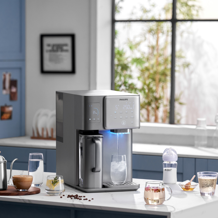 Estaci&oacute;n de agua Philips Serie 7000 con &oacute;smosis inversa, dispensado de agua fr&iacute;a, caliente y hielo. Filtraci&oacute;n avanzada Aquaporin que elimina hasta el 99,99 % de contaminantes, dep&oacute;sito de 6 L, control t&aacute;ctil y m&uacute;ltiples ajustes de temperatura y volumen para una hidrataci&oacute;n segura, c&oacute;moda y completa.